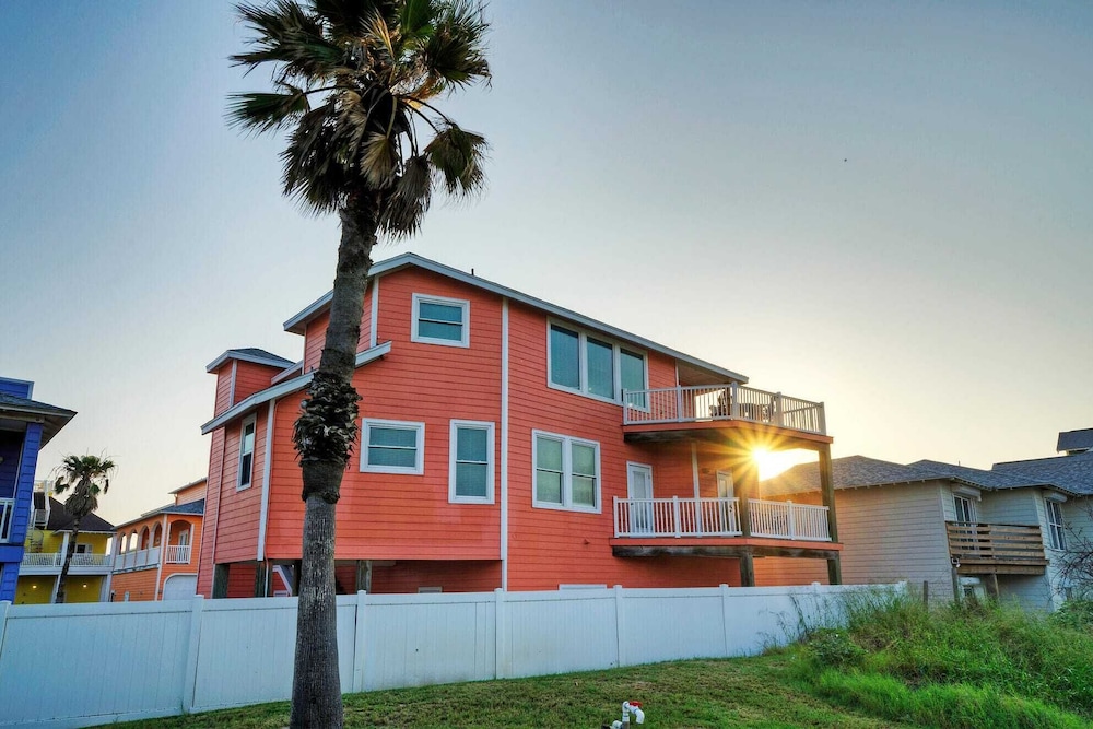 Beach Boardwalk, Pool Access & Ocean Views Coral Reef by Avantstay
