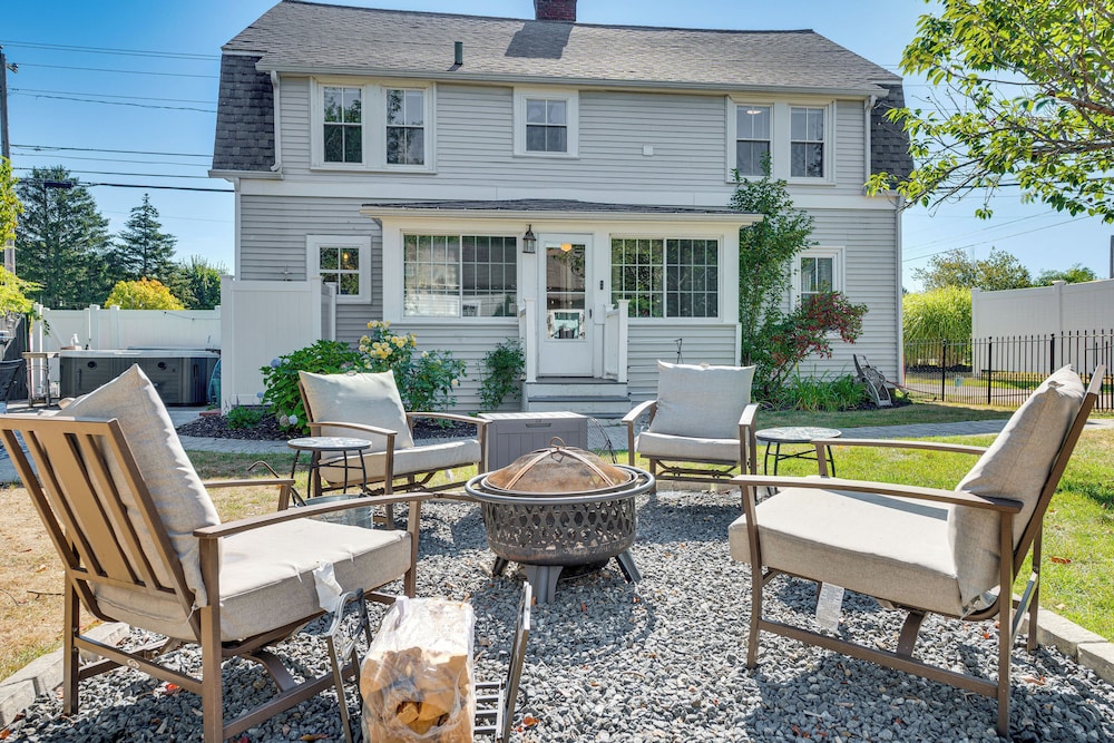 Hot Tub & Fireplace: Coastal Getaway in Maine