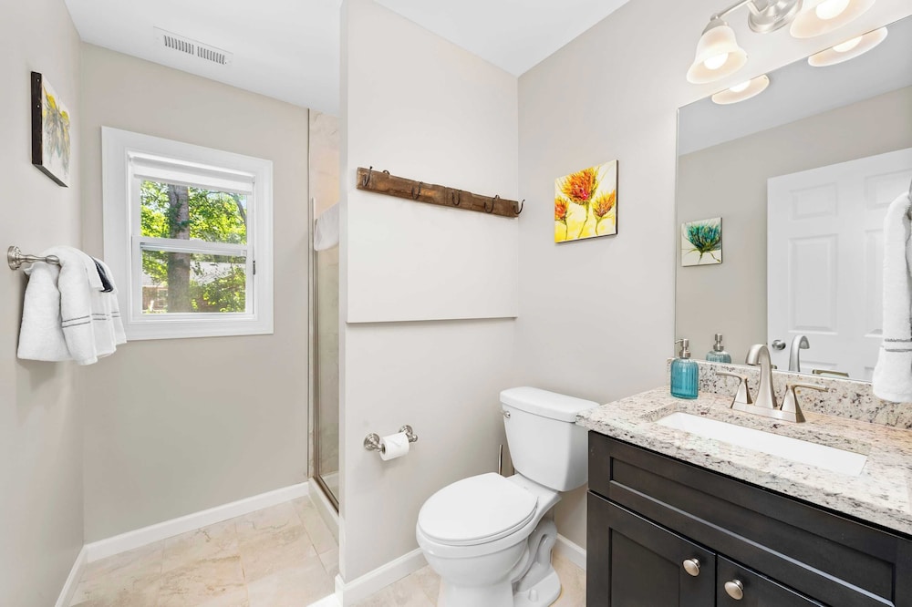 Sleeps 20, Entire Duplex Patio + Fire Pit 6 Minutes to Downtown Asheville