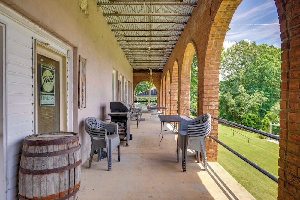 1 Mi to Lake Guntersville: Scenic Condo Retreat!