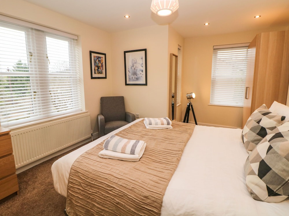 1 Knowleston House