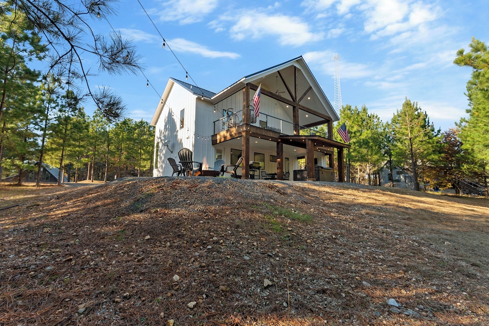 3 Mi to Lake: Cabin w/ Hot Tub in Broken Bow!