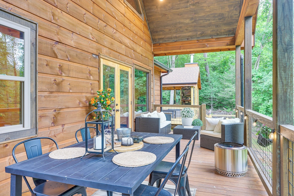 Hot Tub & Deck: Riverfront Mccaysville Cabin!