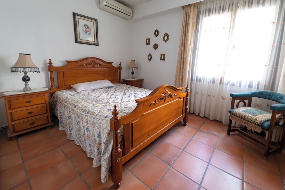 Comfortable Spacious Family House, Large Terrace and Garden, Beach and Bars