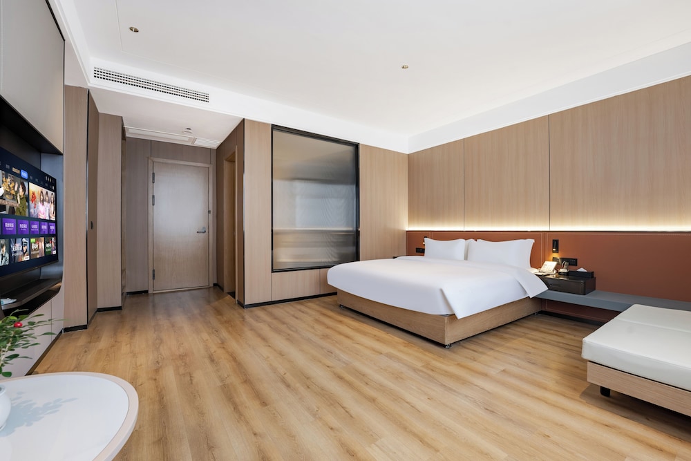 Wanzai Yijia La Maison Hotel