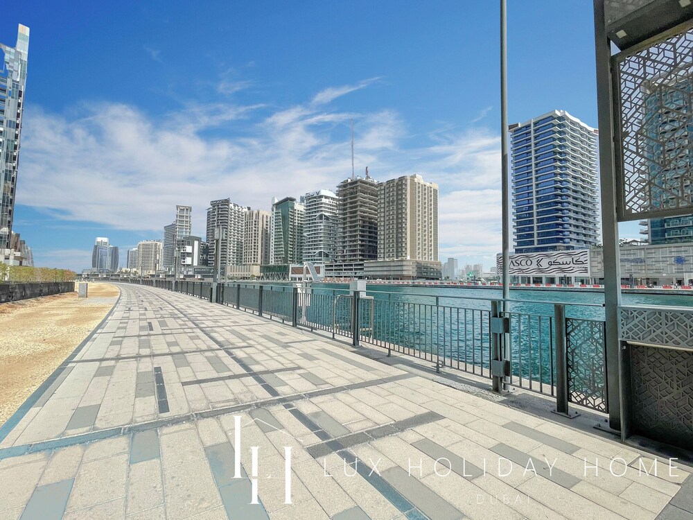 LUX Pad Executive Suite Canal View 5
