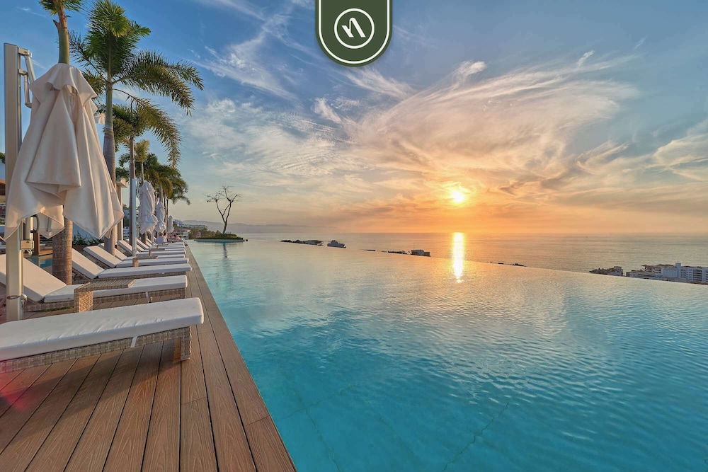 Condo With Balcony - Rooftop Pool With Ocean View