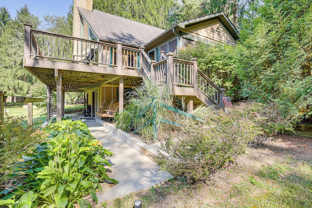 23 Mi to Mohican SP: Group-ready Lodge w/ Hot Tub