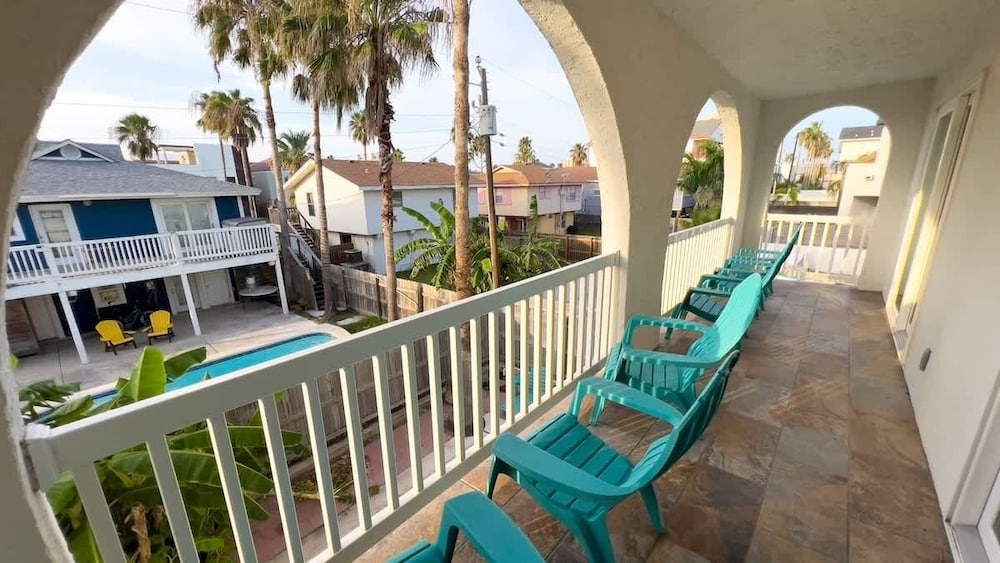 Fun Retro Island Vibe Sleeps 17 Beach 1 Block 4 Bedroom Home