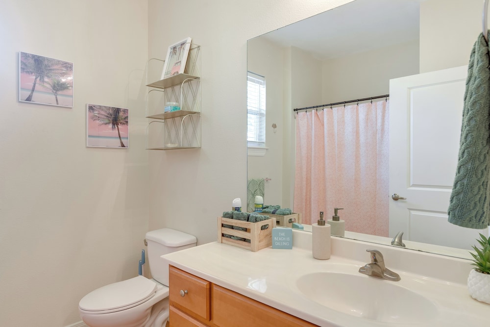 1/2 Mi to Galveston Beach Seawall: Retreat w/ Pool