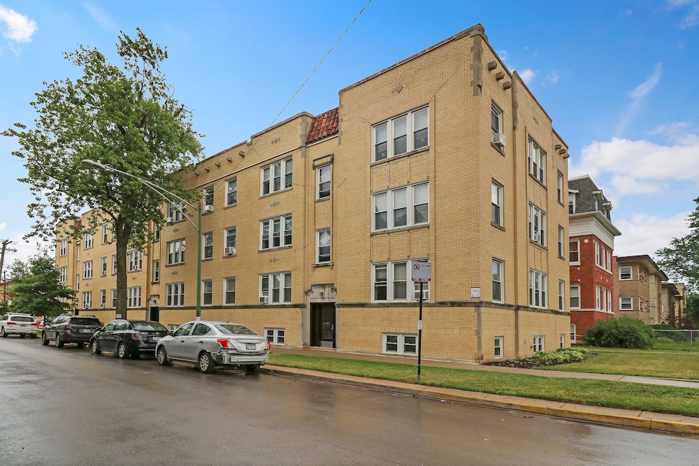 Chic 2BR Near Irving Park - Cullom D3