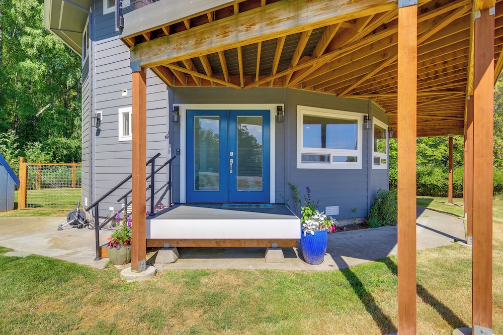 Spacious Deck w/ Ocean View: Puget Sound Gem!