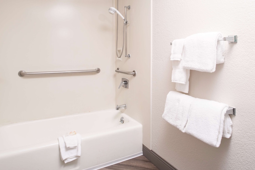 Motel 6 Brampton, ON - Toronto