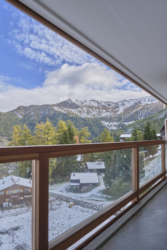 Cosy Apartment in the Centre of Town With Views and Parking