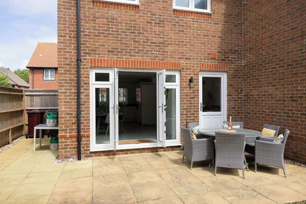 Modern Family Retreat Nr Beaches and Marina