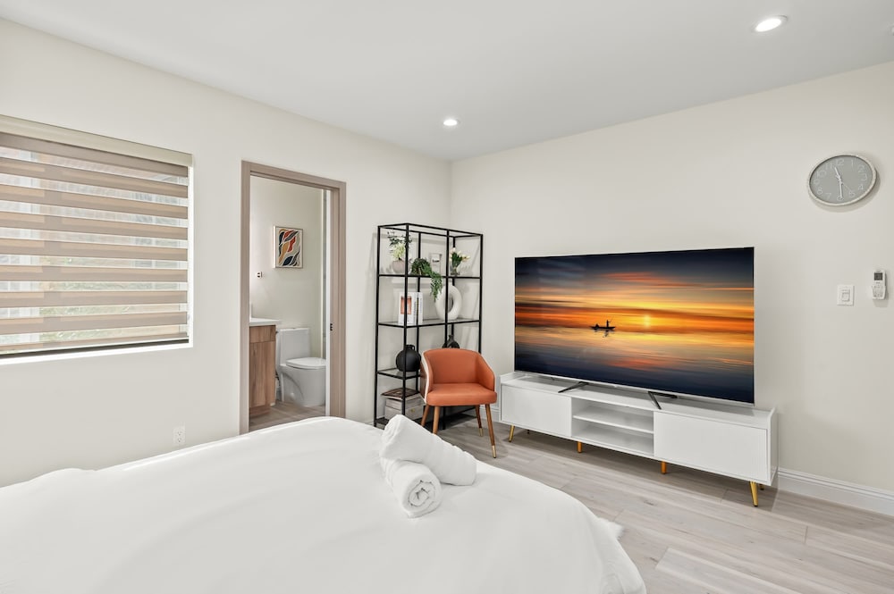 Stylish New Home Bright Modern Fully Stocked