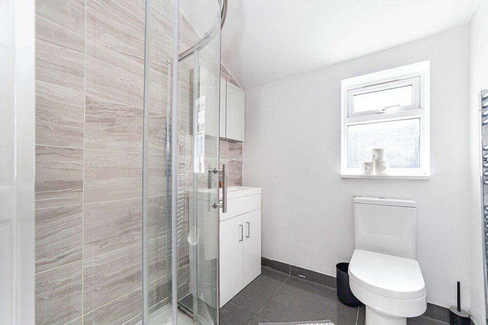Spacious & Chic 3bed House in London
