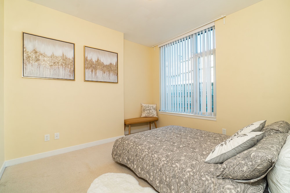 Lovely Oasis near Waterfront & Downtown - Image 5