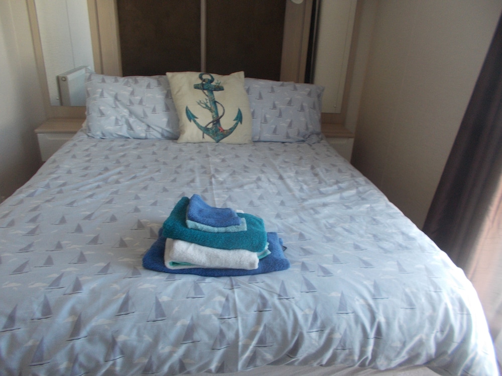 3 Bed Caravan - Sleeps 8 - Wifi - Parking view 4
