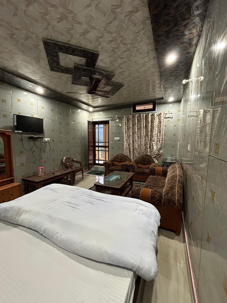 Anushri Lodge And Restaurants
