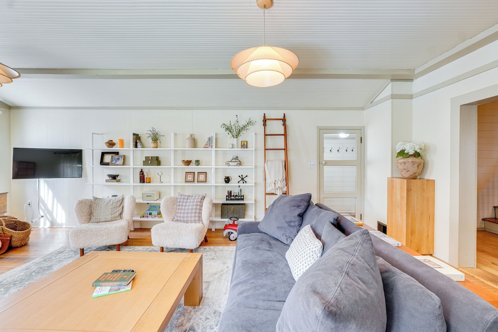 Historic Catskills Farmhouse Cottage by Belleayre