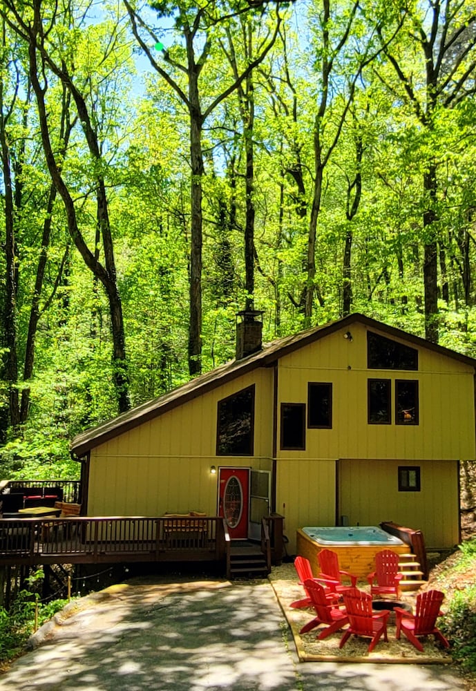 Bear Creek Lodge and Cabins in Helen Ga - Pet Friendly, River on Property, Walking Distance to downtown Helen