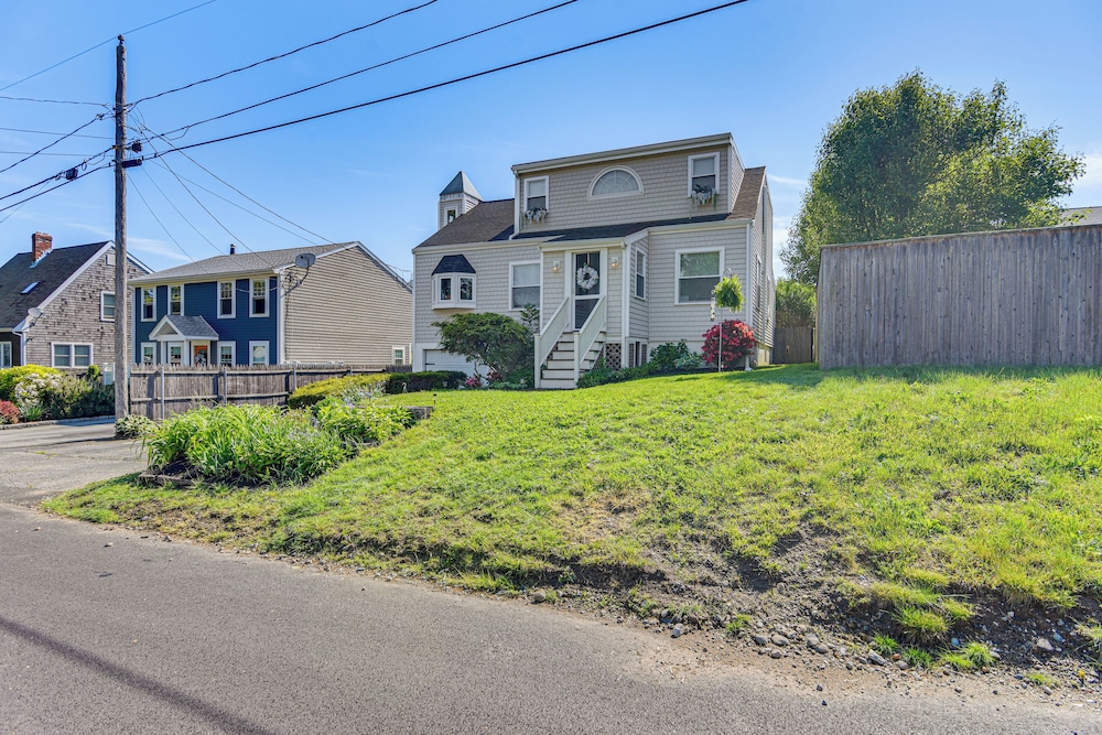 Beautiful Portsmouth Cottage By the Sea w/ Jacuzzi