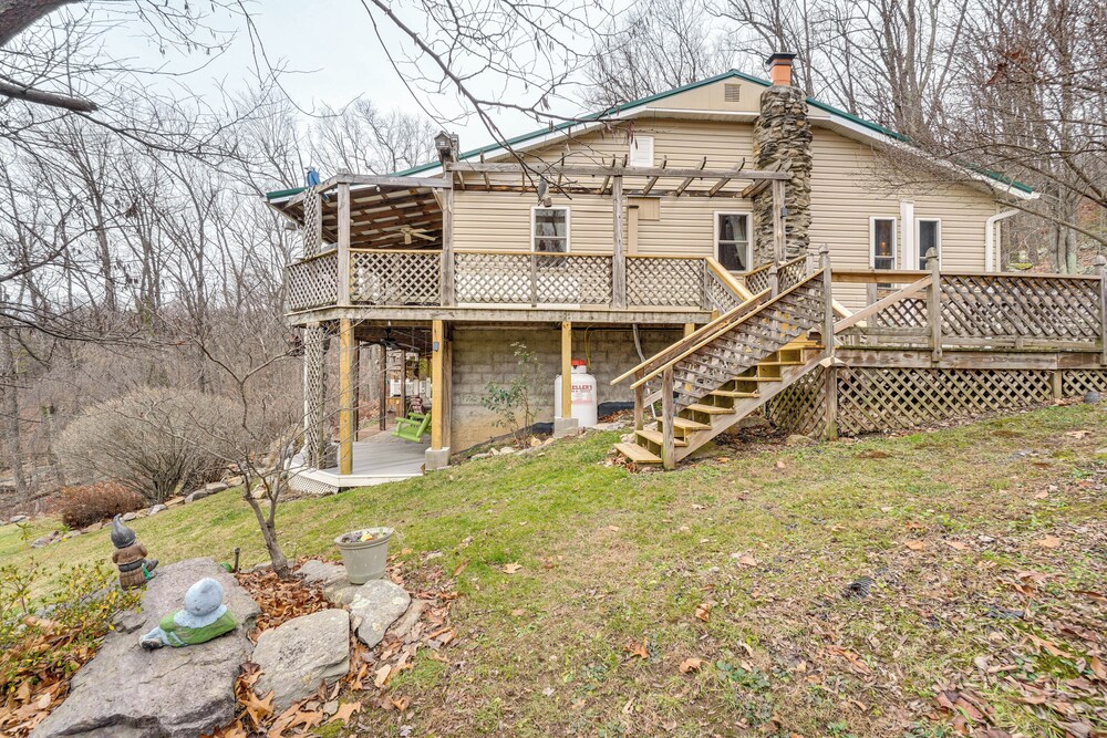 Knoxville Home: On-site Hiking & Outdoor Kitchen!