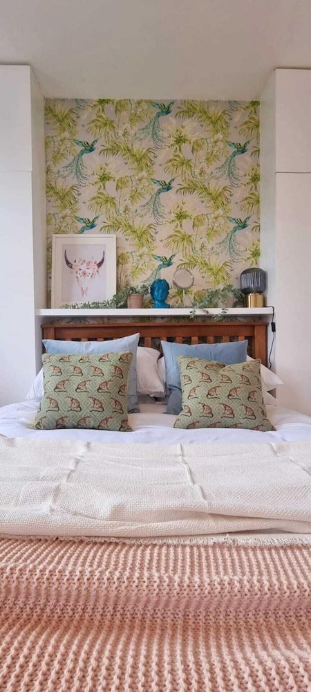 Stylish 3 Bedroom Townhouse in Brockley With Large Garden