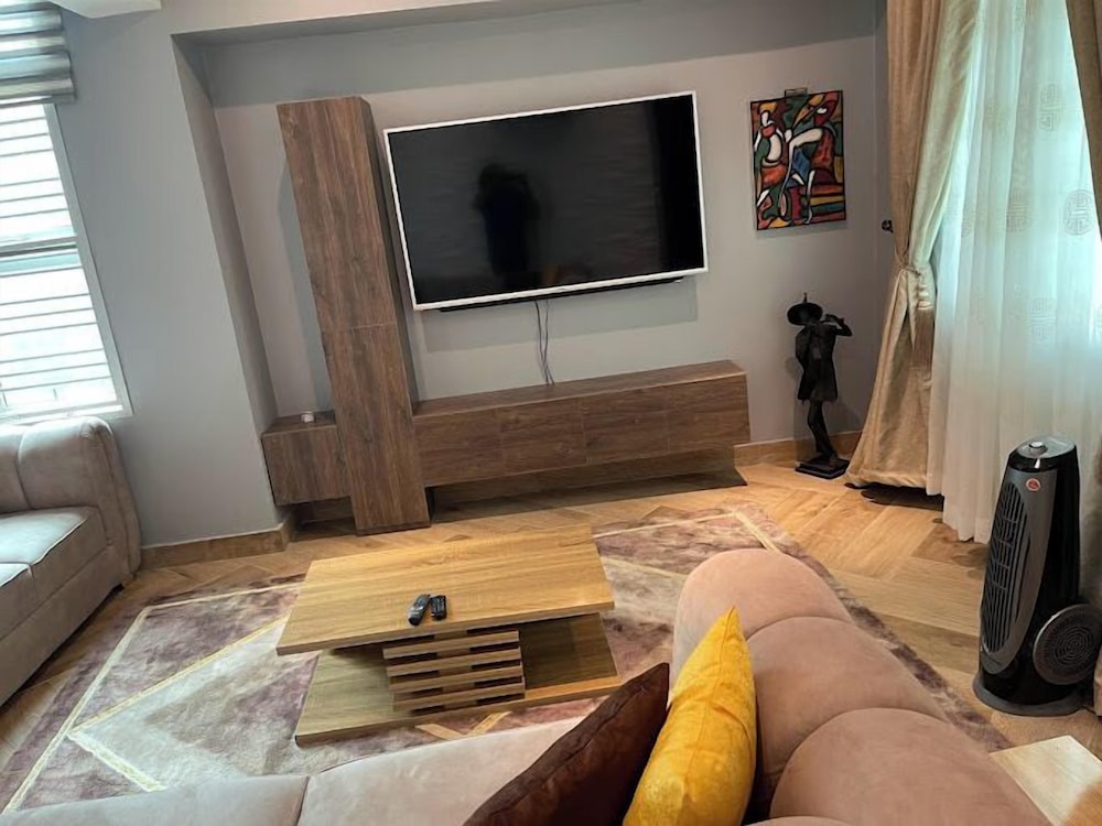 HOUSE 8 APARTMENT