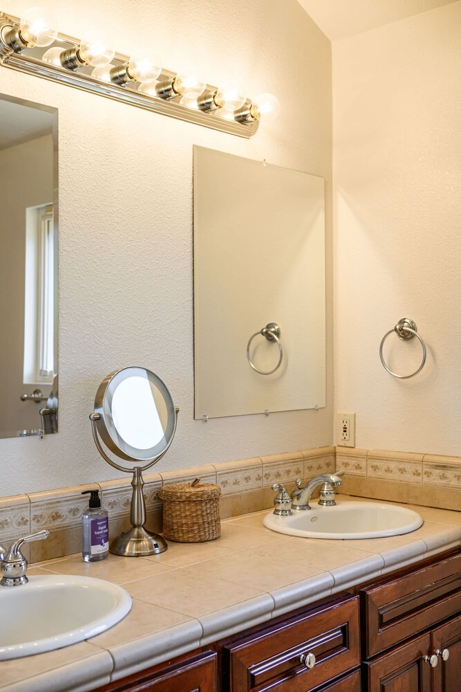 Master Bedroom With King Bed Central Location