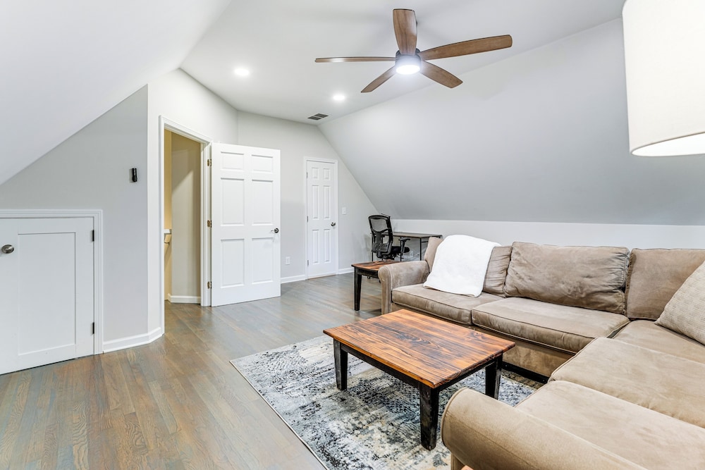 < 2 Mi to Dtwn Alpharetta: Home w/ Screened Porch!