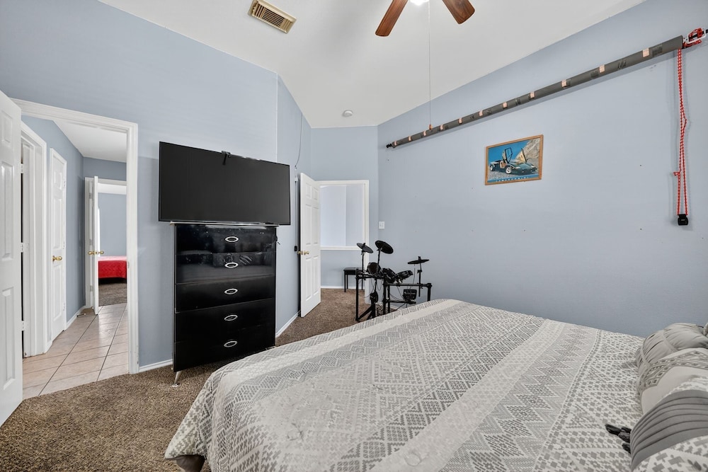 San Antonio Oasis Hot Tub & Pool Access 4 Bedroom Home