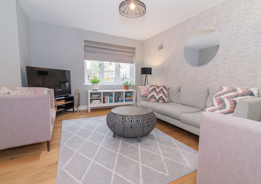 Elegant Ludlow Haven: 4Bed Ultimate Tranquility
