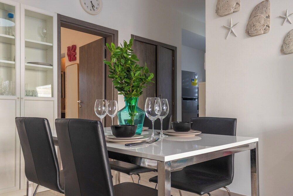 Modern 2BR Apartment - Paseo del Mar