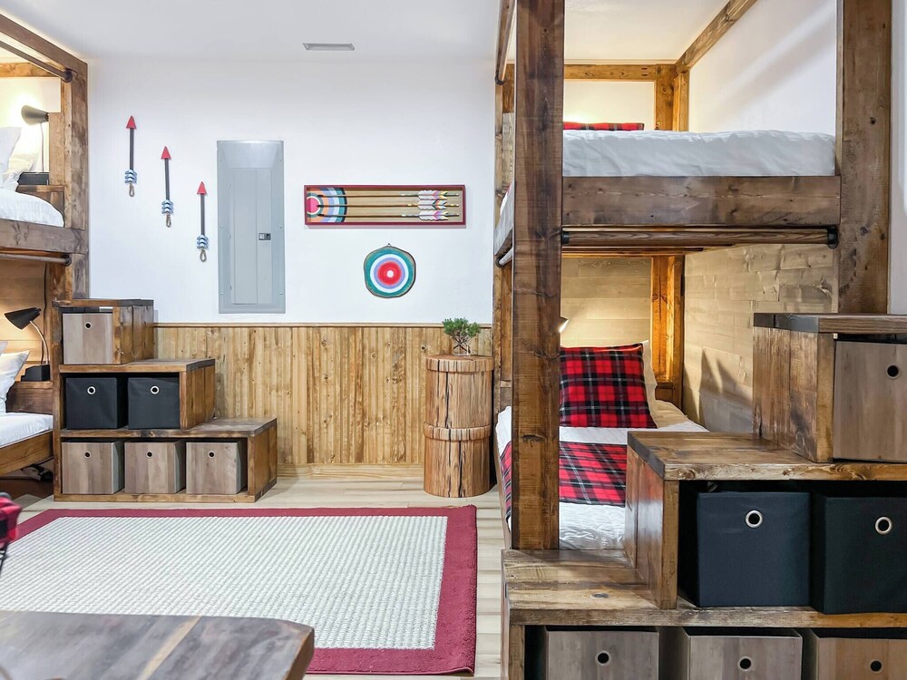 3 Kings 4 Bunks-sleeps 10-smart TV X6-parking out Front-full Kitchen-hot Tub