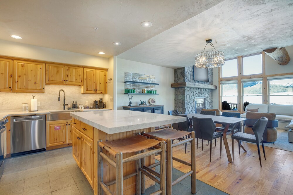 Walk to Lift! Luxe, Updated Cbmr Home w/ Mtn Views