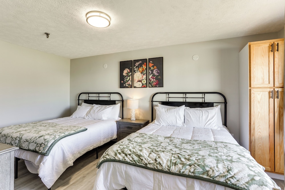 Golf, Shop, Tour & More: Oakland City Apartment