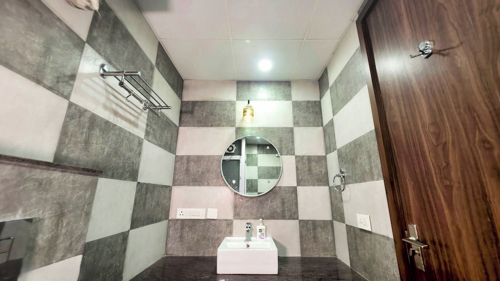 Hotel HomeAste 001 Near Yashobhoomi Convention Center