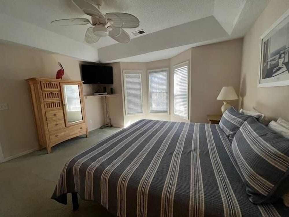 324 Lakeside 3 Bedroom Home by RedAwning view 3