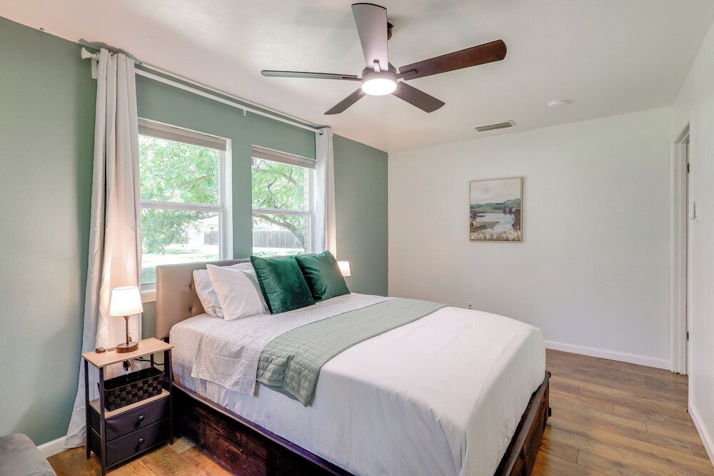 1 Mi to Lake Whitney: Morgan Home w/ Deck!