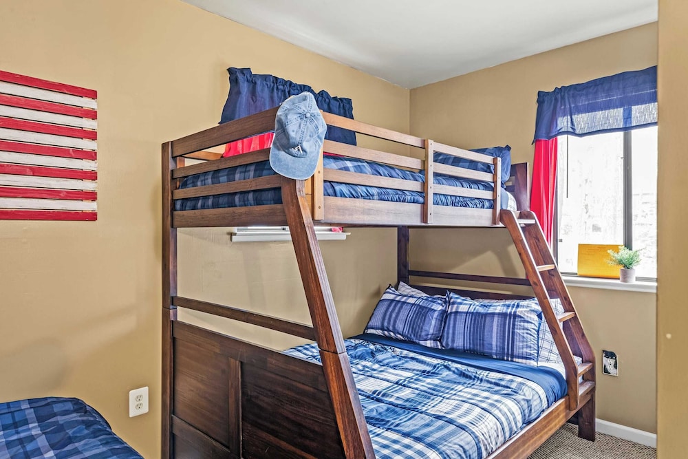 Atlas Point Lodge Sauna, Fireplaces, Kayaks, Lakes + Pet-friendly Yard