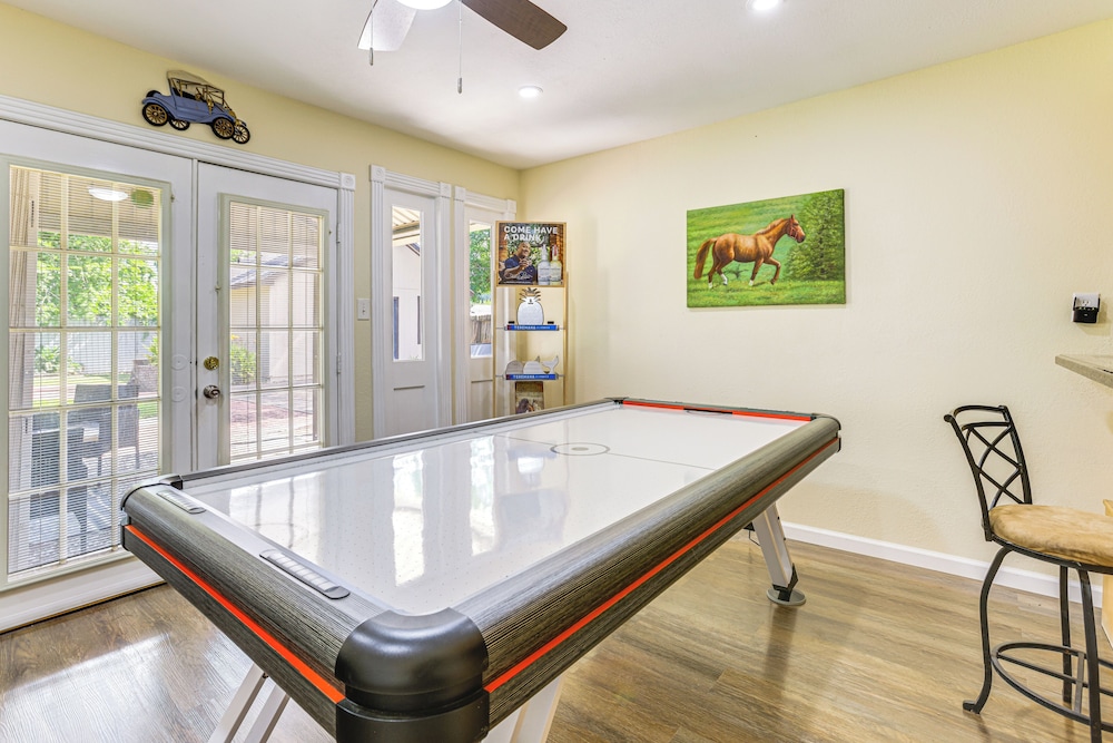 7 Mi to Dtwn Houston: Family Home w/ Patio & Yard