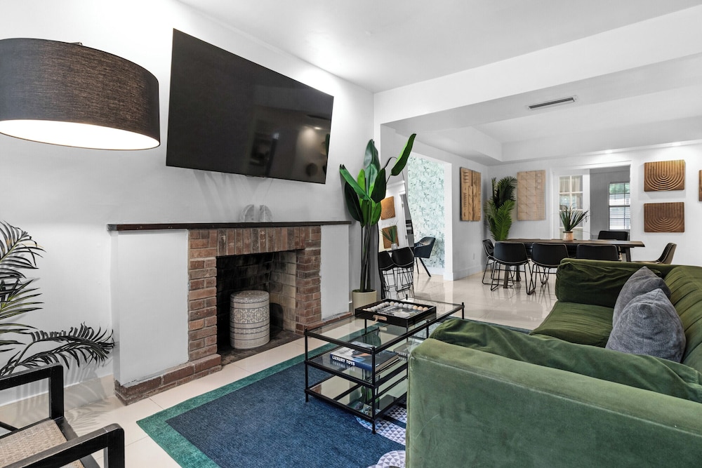 7BD Downtown Oasis Pool