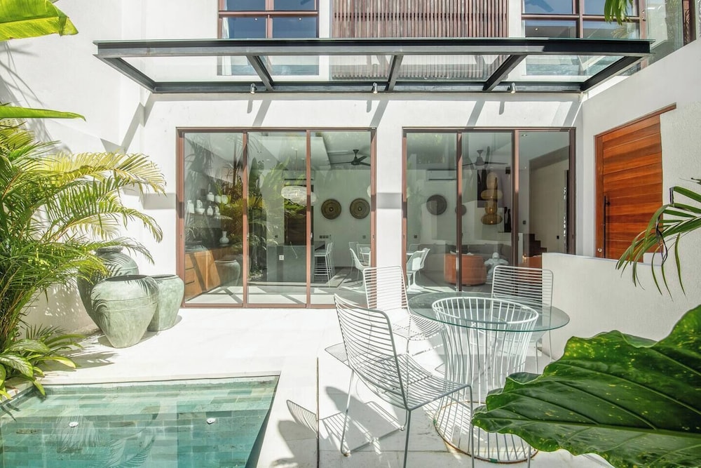 Modern 3BR Villa Enclosed Living