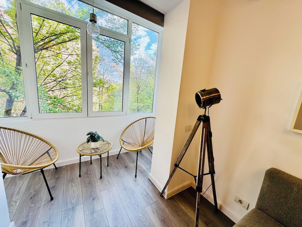 Metropole Apartments Romana Square