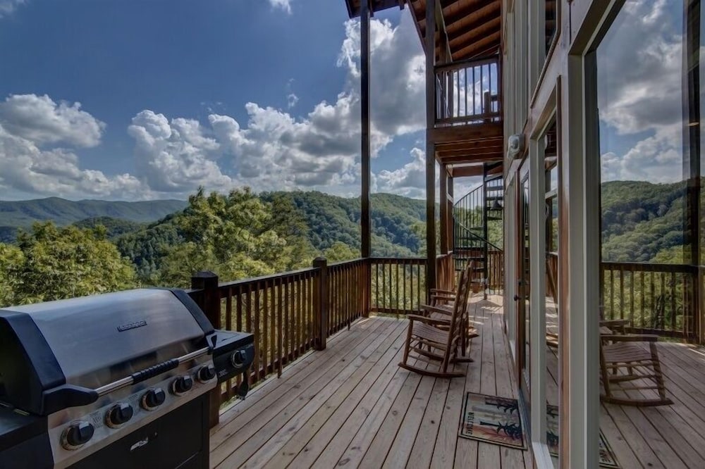Bare Fu't Chateau - 4 Bedrooms, 4 Baths, Sleeps 14 Home by RedAwning