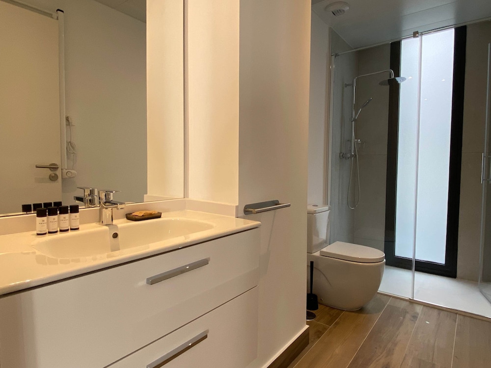 w Trendy 2BR w Sunny Terrace in Chueca