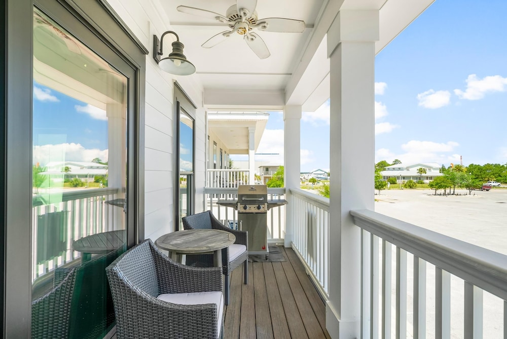 Pet Friendly Beach House - Marina View