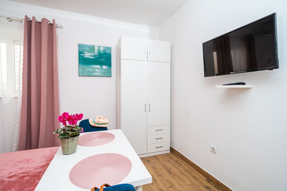 Jele Rooms